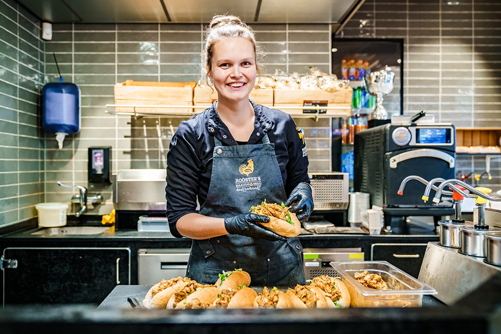 Roosters-Preskihaaf-Arnhem-vrouw-met-broodjes