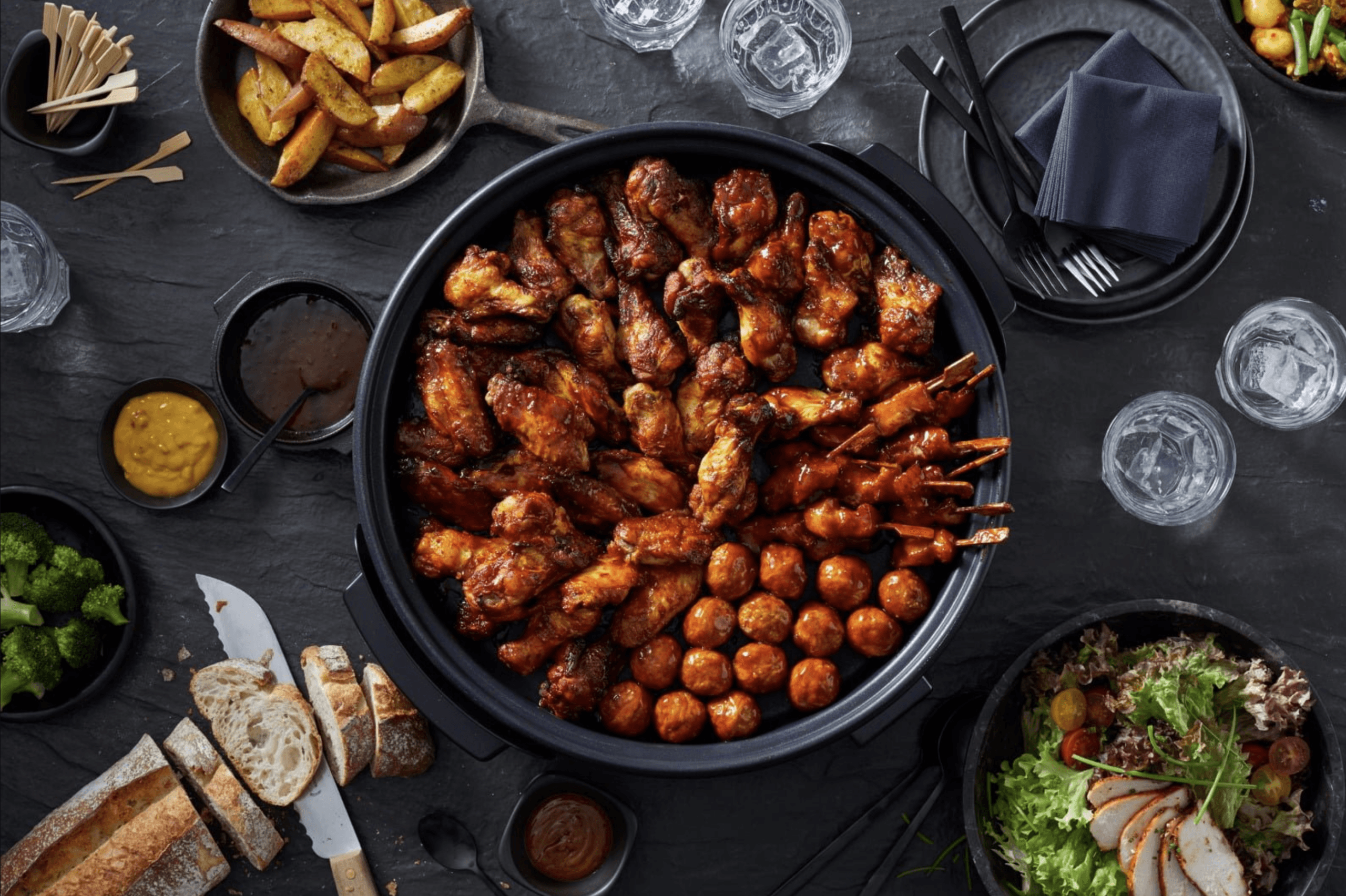 Kippan met kiphapjes van Rooster's op een gedekte tafel