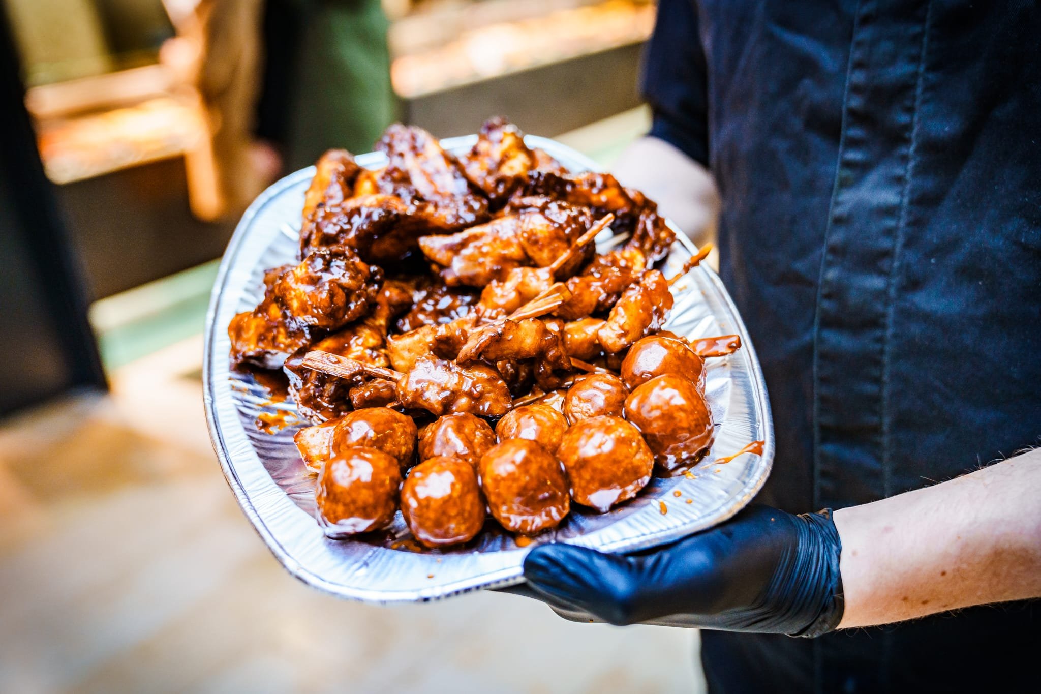 Hapjesschaal met kiphapjes van Rooster's Emiclaer in Amersfoort